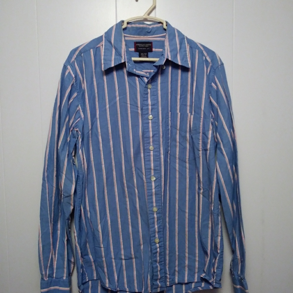 American Eagle Men's button down shirt